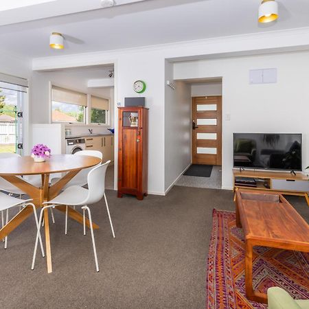2 Bedroom Home Away From Home Near Cbd & Private Parking Hamilton Extérieur photo