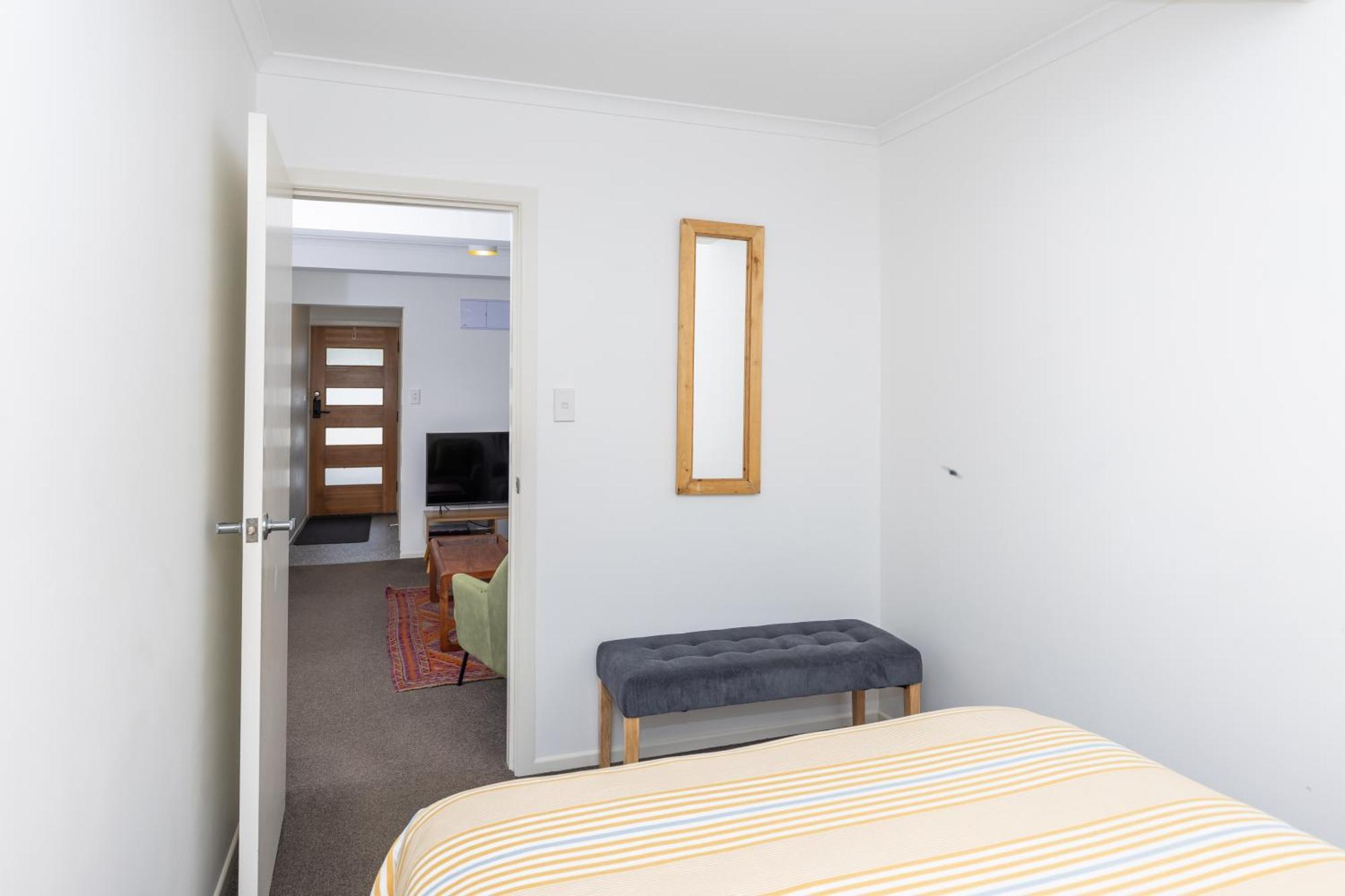 2 Bedroom Home Away From Home Near Cbd & Private Parking Hamilton Extérieur photo